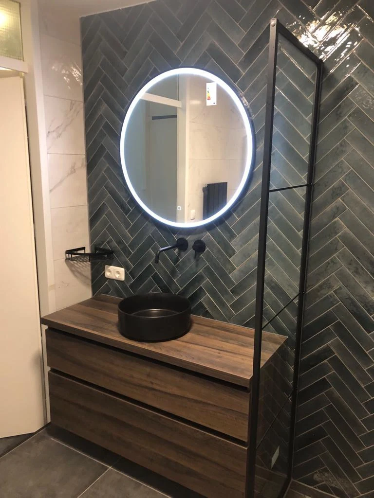 Visgraat accentwand met ronde spiegel en houten wastafelmeubel