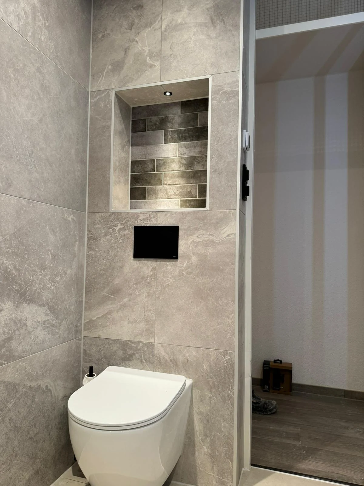 Wandhangend toilet en ingebouwde nis