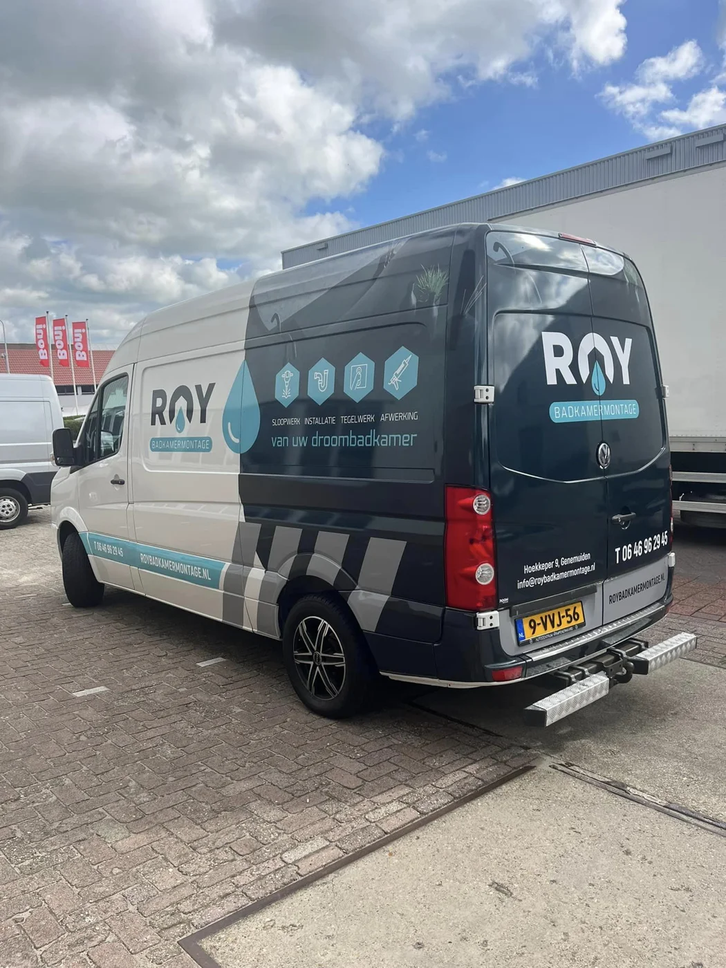 De herkenbare Volkswagen Crafter van Roy Badkamermontage