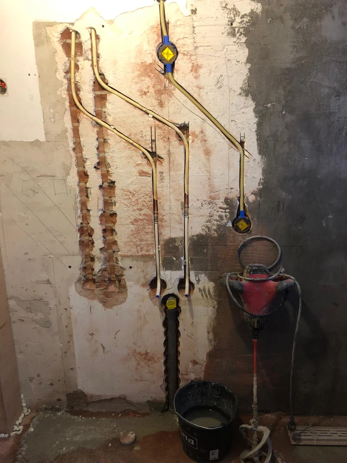Leidingen in de wand tijdens een badkamerrenovatie