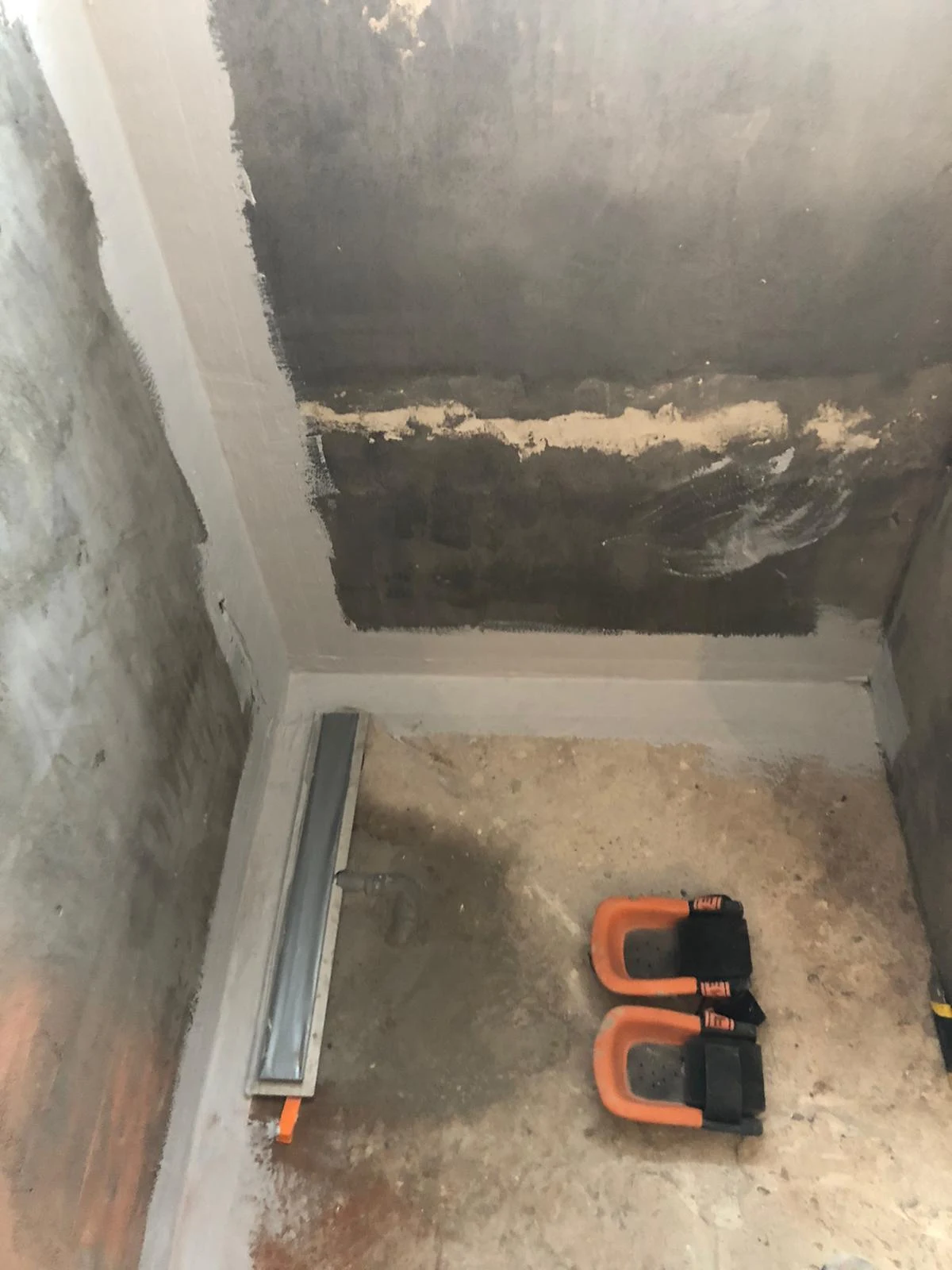 Voorbereide douchevloer en wanden tijdens de renovatie